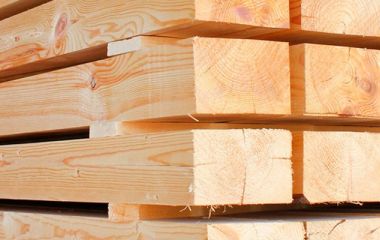 Сухой строганый брус vs естественной влажности: стоит ли переплачивать?