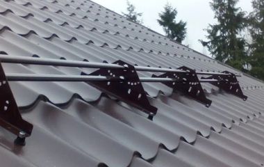Монтаж системы снегозадержания на крыше каркасного дома